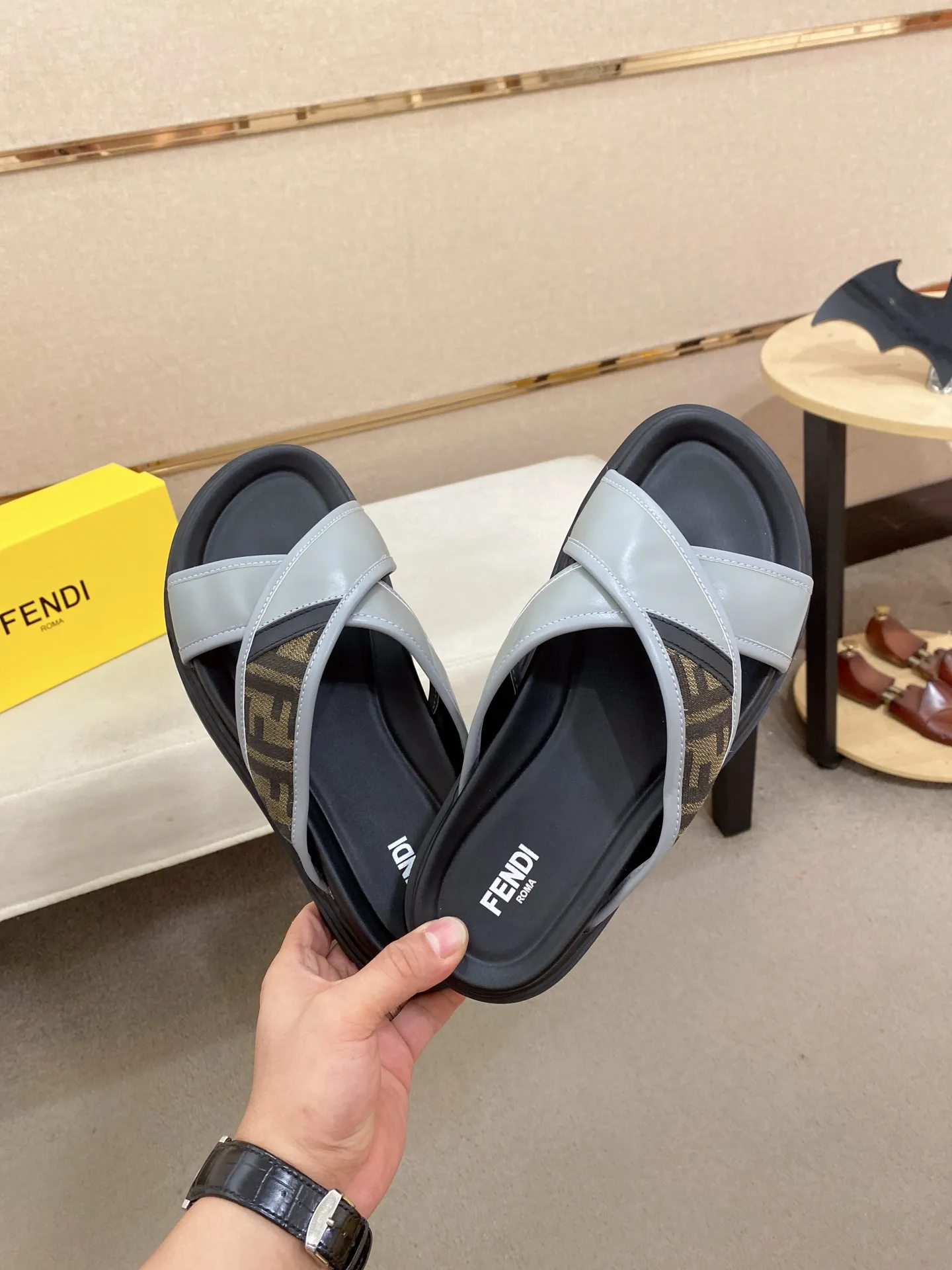 Factory price: 320💰 [Fendi Slippers] High-end brand of men's shoes, official website 1:1 latest masterpiece: original mold customization, the fabric is made of imported original materials, upgraded outsole, lighter and non-slip. The market's top quality, simple yet tasteful, a must-have for fashionistas, fashionable at your feet, full of confidence, the same style at the counter 👍The season of summer slippers is here. Code: 38-44 (45 is custom-made and cannot be returned or exchanged)